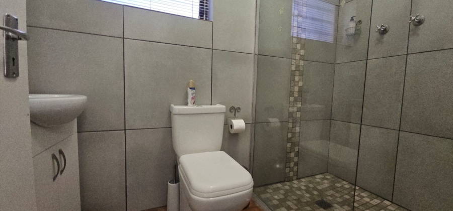 6 Bedroom Property for Sale in Middedorp Western Cape
